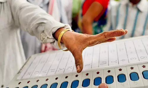 സംസ്ഥാനത്തെ ഒന്നാം നമ്പർ പോളിങ് ബൂത്ത് സന്ദർശിച്ച് കാസർകോട് ജില്ലാ കലക്ടർ