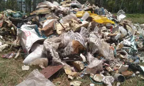 തോട്ടിൽ പ്ലാസ്റ്റിക് മാലിന്യം തള്ളിയവർക്ക് 60,000 രൂപ പിഴ തോട്ടിൽ പ്ലാസ്റ്റിക് മാലിന്യം തള്ളിയവർക്ക് 60,000 രൂപ പിഴ