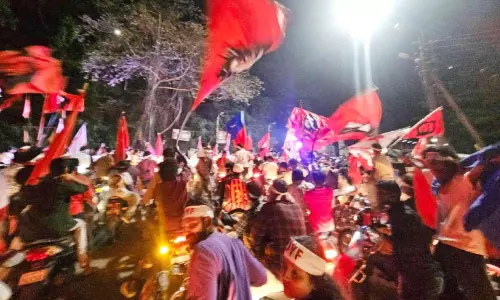 റോഡ് ഷോയുമായി കോവൂർ കുഞ്ഞുമോൻ റോഡ് ഷോയുമായി കോവൂർ കുഞ്ഞുമോൻ