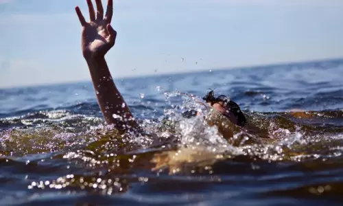 ജന്മദിനാഘോഷത്തിനിടെ ഹൈദരാബാദിൽ   വിദ്യാർഥി തടാകത്തിൽ മുങ്ങിമരിച്ചു