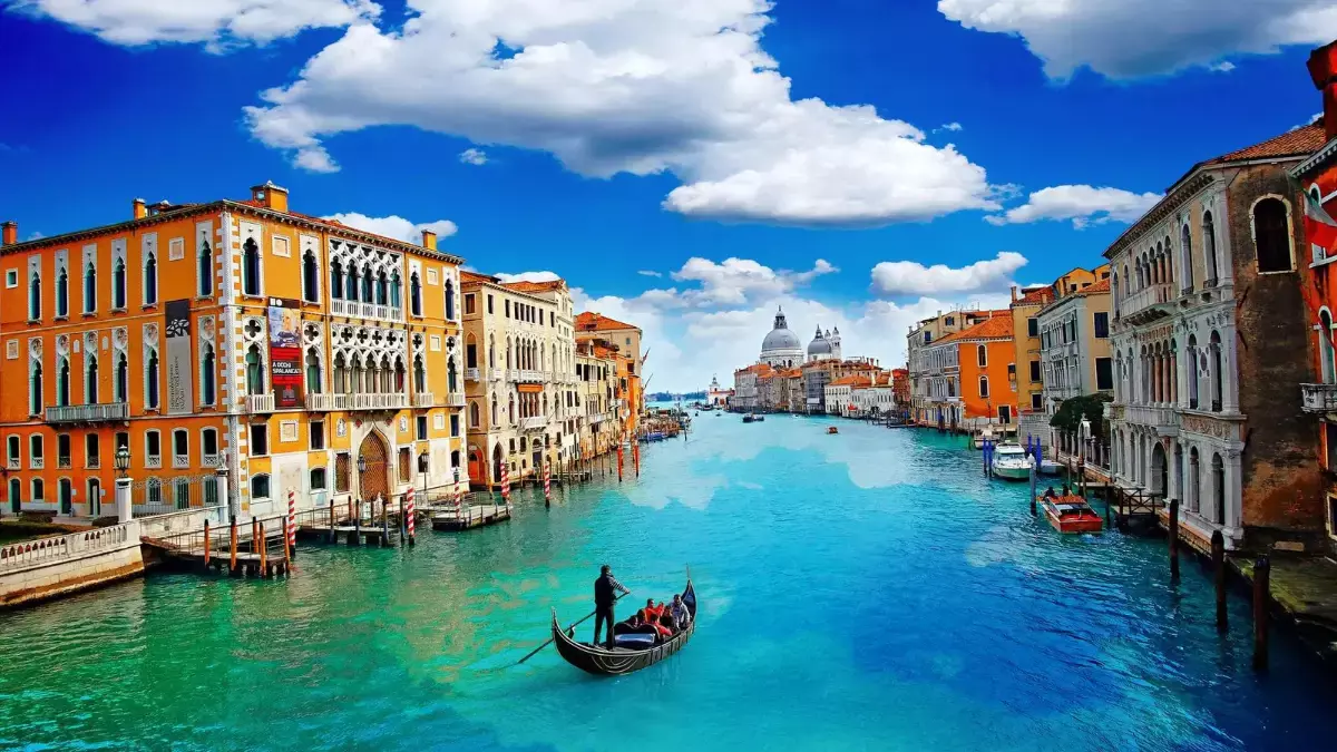 വെനീസ് വിളിക്കുന്നു; വരൂ, കനാലുകളിലൂടെ കാഴ്ചകളിലേക്കൊഴുകാം...