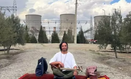 ട്രംപിന്റെ ഭീഷണി; തെഹ്റാൻ വൈദ്യുത നിലയത്തിന് മുന്നിൽ കുത്തിയിരിപ്പ് പ്രതിഷേധവുമായി പ്രശസ്ത സംഗീതജ്ഞൻ ട്രംപിന്റെ ഭീഷണി; തെഹ്റാൻ വൈദ്യുത നിലയത്തിന് മുന്നിൽ കുത്തിയിരിപ്പ് പ്രതിഷേധവുമായി പ്രശസ്ത സംഗീതജ്ഞൻ