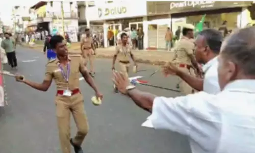 കൊട്ടിക്കലാശത്തിനിടെ വിവിധയിടങ്ങളിൽ സംഘർഷം: പൊലീസ് ലാത്തി വീശി കൊട്ടിക്കലാശത്തിനിടെ വിവിധയിടങ്ങളിൽ സംഘർഷം: പൊലീസ് ലാത്തി വീശി