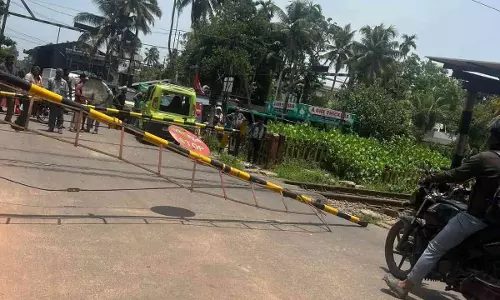 റെയിൽവേ ഗേറ്റ് വാഹനം ഇടിച്ചു തകർത്തു. ഗതാഗതം മുടങ്ങിയത് ആറുമണിക്കൂർ റെയിൽവേ ഗേറ്റ് വാഹനം ഇടിച്ചു തകർത്തു. ഗതാഗതം മുടങ്ങിയത് ആറുമണിക്കൂർ