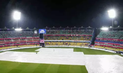 ഐ.പി.എല്ലിൽ മഴ വില്ലനായി; രാജസ്ഥാൻ - മുംബൈ പോരാട്ടം വൈകുന്നു; ടോസ് ഇട്ടില്ല ഐ.പി.എല്ലിൽ മഴ വില്ലനായി; രാജസ്ഥാൻ - മുംബൈ പോരാട്ടം വൈകുന്നു; ടോസ് ഇട്ടില്ല