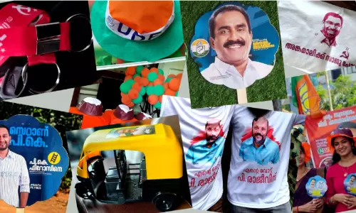 വിശറി, കളിപ്പാട്ടം, ബലൂൺ... സമ്മാനങ്ങളുമായി ഇലക്ഷൻ ‘സാന്റ’മാർ