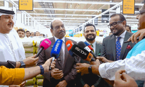 ലോൺ എടുത്തെങ്കിലും സമയത്ത് ശമ്പളം കൊടുക്കും -യൂസഫലി