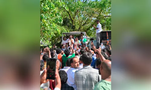 അണികളിൽ ആവേശത്തിരയുയർത്തി ഷാഫി പറമ്പിലിന്‍റെ റോഡ് ഷോ