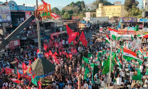 പ്ര​ചാ​ര​ണം കൊ​ട്ടി‍യി​റ​ങ്ങി ; ഇ​നി നി​ശ​ബ്ദ​ പ്ര​ചാ​ര​ണം