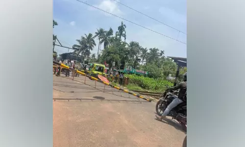 റെയിൽവേ ഗേറ്റ് വാഹനം ഇടിച്ചുതകർത്തു; ആറുമണിക്കൂർ ഗതാഗതം മുടങ്ങി