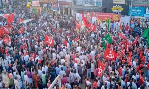 തലശ്ശേരിയിൽ കൊട്ടിക്കലാശത്തിന് ജനസാഗരം