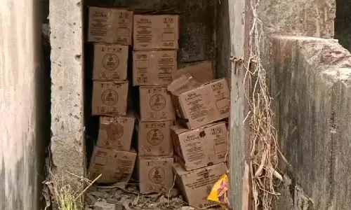 നാലാം ക്ലാസ് വിദ്യാർഥി മദ്യപിച്ച് വീട്ടിലെത്തി; ബിഹാറിലെ  സ്‌കൂൾ ശുചിമുറിയിൽ നിന്ന് കണ്ടെടുത്തത്   204 ലിറ്റർ വിദേശമദ്യം