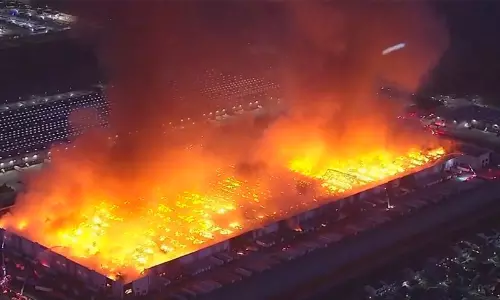 ഒന്റാറിയോയിൽ വെയർഹൗസിൽ വൻ തീപിടിത്തം; ജീവനക്കാരൻ അറസ്റ്റിൽ