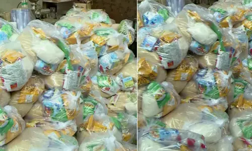 തൃശൂരിൽ വീണ്ടും കിറ്റ് വിതരണം:  ഫ്ലയിങ് സ്ക്വാഡും പൊലീസും പിടികൂടിയത് 750 ഭക്ഷ്യക്കിറ്റുകൾ