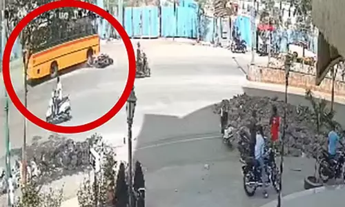 സ്കൂൾ ബസിനെ മറികടക്കാൻ ശ്രമം; താനെയിൽ ബൈക്ക് മറിഞ്ഞ് മൂന്ന് യുവാക്കൾ ബസിനടിയിൽപ്പെട്ടു; രണ്ടുപേർക്ക് ദാരുണാന്ത്യം