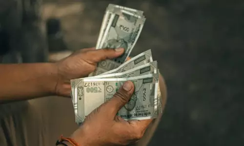 പാലക്കാട് വോട്ടിനായി പണം നൽകി; പൊലീസ് കേസെടുത്തു