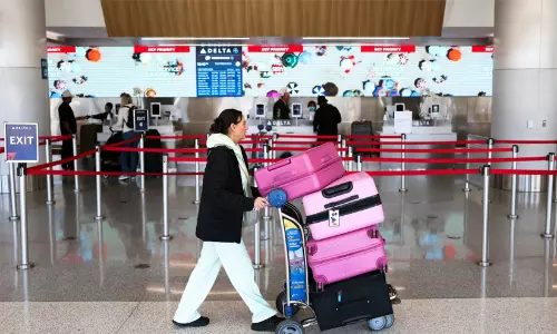 പശ്ചിമേഷ്യൻ യുദ്ധം; വിമാനയാത്രക്കാർക്ക് തിരിച്ചടി, ലഗേജ് നിരക്ക് കൂട്ടി അമേരിക്കൻ വിമാനക്കമ്പനികൾ