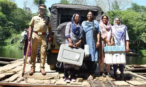 ജനാധിപത്യം ജ്വലിക്കട്ടെ; കേരളം ഇന്ന് പോളിങ് ബൂത്തിലേക്ക് ജനാധിപത്യം ജ്വലിക്കട്ടെ; കേരളം ഇന്ന് പോളിങ് ബൂത്തിലേക്ക്