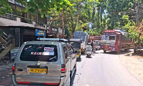 ലോറി വഴിയിൽ കുടുങ്ങി ഗതാഗതകുരുക്ക്