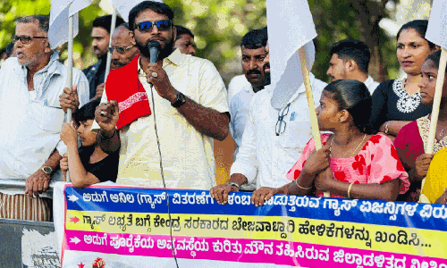 ഗ്യാ​സ് മാ​ഫി​യ​ക്കെ​തി​രെ ഡി.​വൈ.​എ​ഫ്.​ഐ പ്ര​തി​ഷേ​ധം