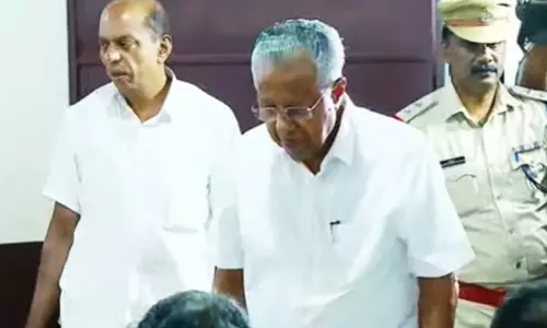 വോട്ട് രേഖപ്പെടുത്തി മുഖ്യമന്ത്രി പിണറായി വിജയനും കുടുംബവും