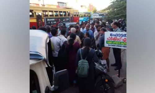 ബസിനടിയിൽപെട്ട സ്ത്രീ അത്ഭുതകരമായി രക്ഷപ്പെട്ടു ബസിനടിയിൽപെട്ട സ്ത്രീ അത്ഭുതകരമായി രക്ഷപ്പെട്ടു