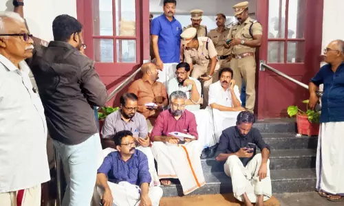 കിറ്റ് വിതരണം; കലക്ടറേറ്റിന് മുന്നിൽ സമരവുമായി എൽ.ഡി.എഫ് നേതാക്കൾ കിറ്റ് വിതരണം; കലക്ടറേറ്റിന് മുന്നിൽ സമരവുമായി എൽ.ഡി.എഫ് നേതാക്കൾ