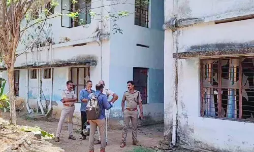 പൊലീസ് സ്റ്റേഷൻ വളപ്പിൽ ഉഗ്രസ്ഫോടനം പൊലീസ് സ്റ്റേഷൻ വളപ്പിൽ ഉഗ്രസ്ഫോടനം