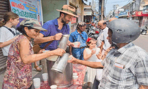 ചൂടിന് ആശ്വാസം പകർന്ന് വഴിയാത്രികർക്ക് സംഭാര വിതരണവുമായി വിദേശികൾ