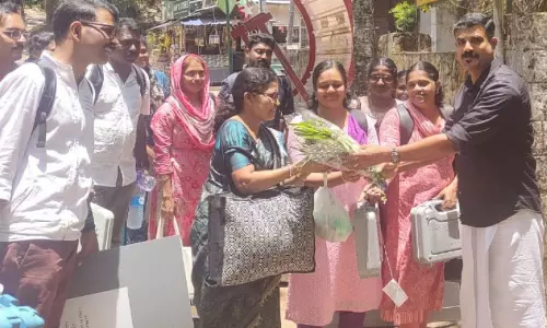 തെരഞ്ഞെടുപ്പ് ഉദ്യോഗസ്ഥരെ പൂച്ചെണ്ടും മധുരവും നല്കി സ്വീകരിച്ചു തെരഞ്ഞെടുപ്പ് ഉദ്യോഗസ്ഥരെ പൂച്ചെണ്ടും മധുരവും നല്കി സ്വീകരിച്ചു