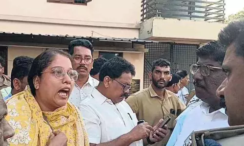 പഞ്ചായത്ത് അംഗത്തിന്റെ വാഹനം കസ്റ്റഡിയിലെടുത്തു; കോൺഗ്രസ് പ്രതിഷേധം പഞ്ചായത്ത് അംഗത്തിന്റെ വാഹനം കസ്റ്റഡിയിലെടുത്തു; കോൺഗ്രസ് പ്രതിഷേധം