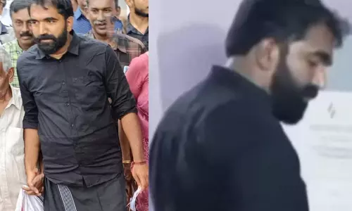 കറുപ്പ് വസ്ത്രം ധരിച്ച് വോട്ട് ചെയ്ത് ചാണ്ടി ഉമ്മൻ; പിതാവിനെ വേട്ടയാടിയവരോടുള്ള പ്രതിഷേധമെന്ന് പ്രതികരണം