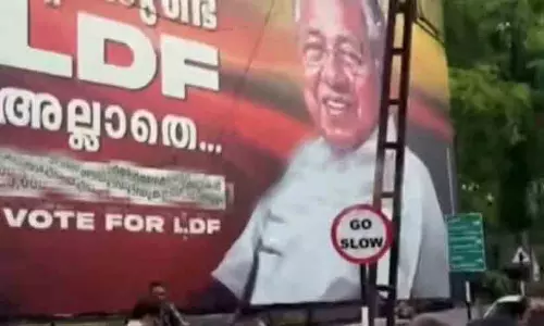 ബൂത്തിനടുത്ത് പിണറായിയുടെ ഫ്ലെക്സ്; നീക്കം ചെയ്യണമെന്ന് യു.ഡി.എഫ്, പ്രദേശത്ത് സംഘർഷം