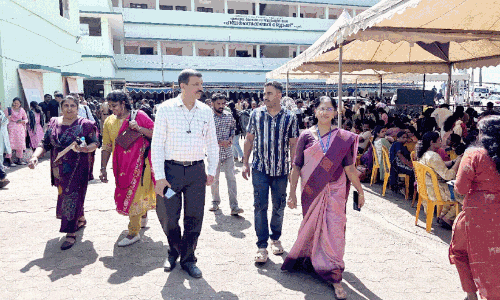 ഇടുക്കിയിൽ ബൂത്തുകൾ സജ്ജം;പോ​ളി​ങ്​ സാ​മ​ഗ്രി​ക​ൾ വി​ത​ര​ണം ചെ​യ്തു