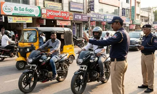 ഹെൽമറ്റ് ഇട്ടില്ലെങ്കിൽ ലൈസൻസും ആർ.സിയും തെറിക്കും; പിഴയടച്ചില്ലെങ്കിൽ വണ്ടി ബ്ലാക്ക് ലിസ്റ്റിൽ, ഹൈദരാബാദിൽ കർശന നിയമം