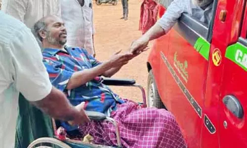 35 വ​ർ​ഷ​ത്തി​നി​പ്പു​റം പോ​ളി​ങ് ബൂ​ത്തി​ന് മു​ന്നി​ൽ അ​പൂ​ർ​വ കൂ​ടി​ക്കാ​ഴ്ച