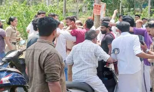 മോ​ക് പോ​ളി​ങ്ങിനി​ടെ​ തകരാർ:  വോട്ടെടുപ്പ് വൈകി