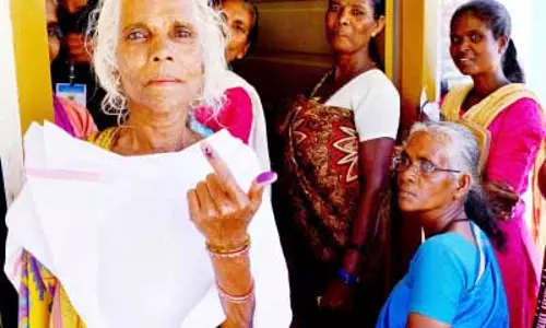 കാനനപാതകൾ താണ്ടി അവർ വോട്ടുകുത്തി കാനനപാതകൾ താണ്ടി അവർ വോട്ടുകുത്തി