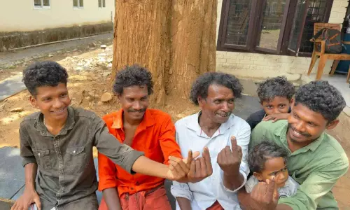 വോട്ട് ചെയ്യാൻ മലയിറങ്ങി കാടിന്റെ കാവലാളുകാർ