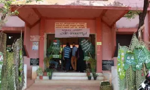 ഹരിതചട്ടം പാലിച്ച് സീറോ വേസ്റ്റ് ബൂത്ത് ഹരിതചട്ടം പാലിച്ച് സീറോ വേസ്റ്റ് ബൂത്ത്