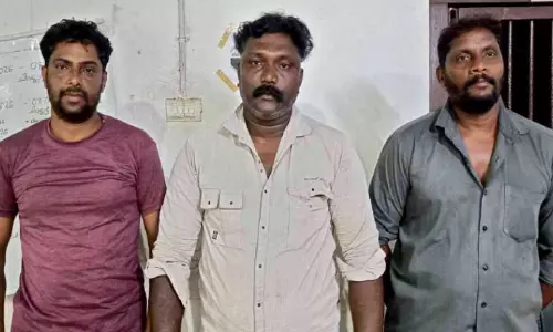 വ്യാജ സീലും ഒപ്പും ഇട്ട് മണ്ണ് കടത്ത്; മൂന്നുപേർ പിടിയിൽ വ്യാജ സീലും ഒപ്പും ഇട്ട് മണ്ണ് കടത്ത്; മൂന്നുപേർ പിടിയിൽ
