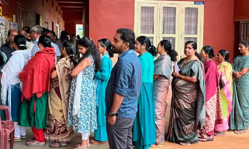 ഉദ്യാഗസ്ഥ പിഴവ്: യുവതിയുടെ വോട്ട് സമാന പേരുകാരി ചെയ്ത് മടങ്ങി ഉദ്യാഗസ്ഥ പിഴവ്: യുവതിയുടെ വോട്ട് സമാന പേരുകാരി ചെയ്ത് മടങ്ങി