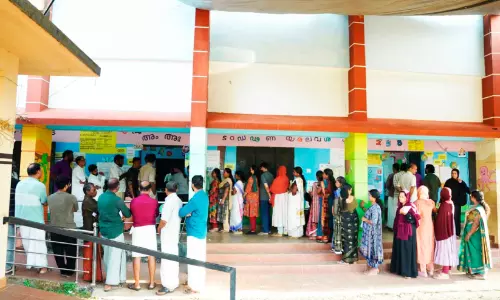 വോട്ടെടുപ്പ് ദിനത്തിലും പോരാട്ടവീര്യം ചോരാതെ വോട്ടെടുപ്പ് ദിനത്തിലും പോരാട്ടവീര്യം ചോരാതെ