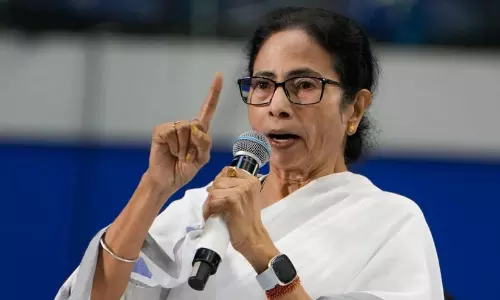 അസമിൽ ബി.ജെ.പി ഇറക്കുമതി ചെയ്തത് 50,000 പുറംനാട്ടുകാരെ, പാമ്പിനെ വിശ്വസിക്കാം പക്ഷേ ബി.ജെ.പിയെ വിശ്വസിക്കരുതെന്ന് മമത ബാനർജി