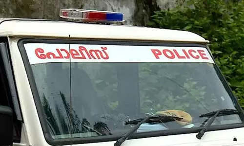 ആസ്ഥാനത്തിന് മുന്നിൽ കൈയാങ്കളി: പൊലീസുകാരന് സസ്പെൻഷൻ ആസ്ഥാനത്തിന് മുന്നിൽ കൈയാങ്കളി: പൊലീസുകാരന് സസ്പെൻഷൻ
