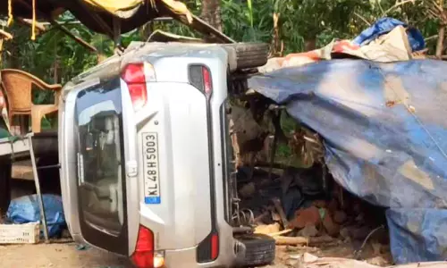 കാർ വൈദ്യുതി കാലിലേക്ക് ഇടിച്ചുകയറി അപകടം; തെ​ര​ഞ്ഞെ​ടു​പ്പ് ഡ്യൂ​ട്ടി ക​ഴി​ഞ്ഞ് മടങ്ങുക​യാ​യി​രു​ന്ന ഉദ്യോഗസ്ഥനാണ് അപകടത്തിൽ പെട്ടത്