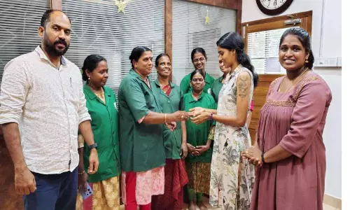 മാലിന്യത്തിൽനിന്ന് കിട്ടിയ മോതിരം തിരിച്ചേൽപ്പിച്ച്  ഹരിതകർമ സേനാംഗം മാതൃകയായി