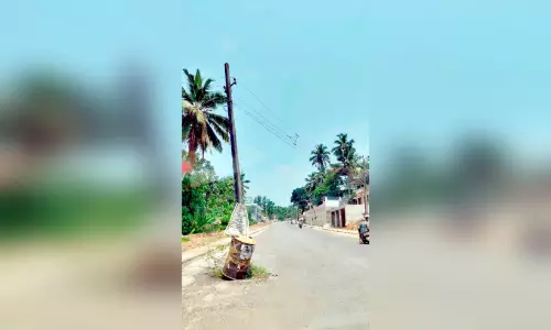 റോഡിൽ നിന്ന വൈദ്യുത തൂൺ നീക്കിയില്ല ബൈക്ക് ഇടിച്ച് യാത്രികന് ഗുരുതര പരിക്ക്