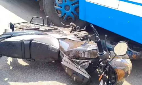 സ്വകാര്യബസും ബൈക്കും കൂട്ടിയിടിച്ച് ബൈക്ക് യാത്രികന് പരിക്ക് സ്വകാര്യബസും ബൈക്കും കൂട്ടിയിടിച്ച് ബൈക്ക് യാത്രികന് പരിക്ക്