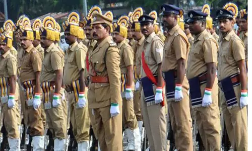 വാഹനം കിട്ടിയില്ല; പൊലീസിന്റെ കരുതലിൽ ഗർഭിണിക്ക് ആശുപത്രിയിൽ പ്രസവം വാഹനം കിട്ടിയില്ല; പൊലീസിന്റെ കരുതലിൽ ഗർഭിണിക്ക് ആശുപത്രിയിൽ പ്രസവം